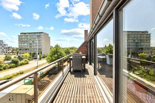 Groot duplex-appartement met 3 SLK, en TERRAS met UNIEK ZICHT op de Hippodroom, op wandelafstand van het centrum en de Markt. Dit degelijk...