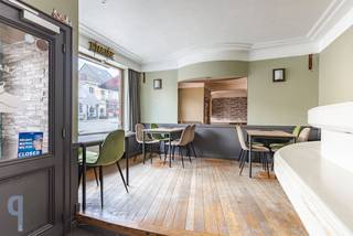 Op een absolute AA ligging vinden we dit commerciële pand, geschikt voor verschillende doeleinden en exploitatie opties. Het betreft hier...