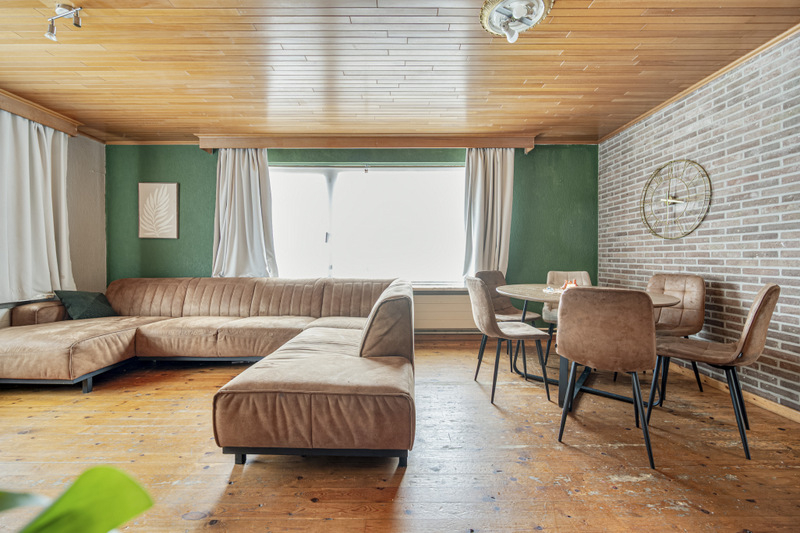 VLAKBIJ HET KOOPCENTRUM OP TE FRISSEN BLOKJE MET 3 VRIJ RUIME APPARTEMENTEN TOP LIGGING - foto 2