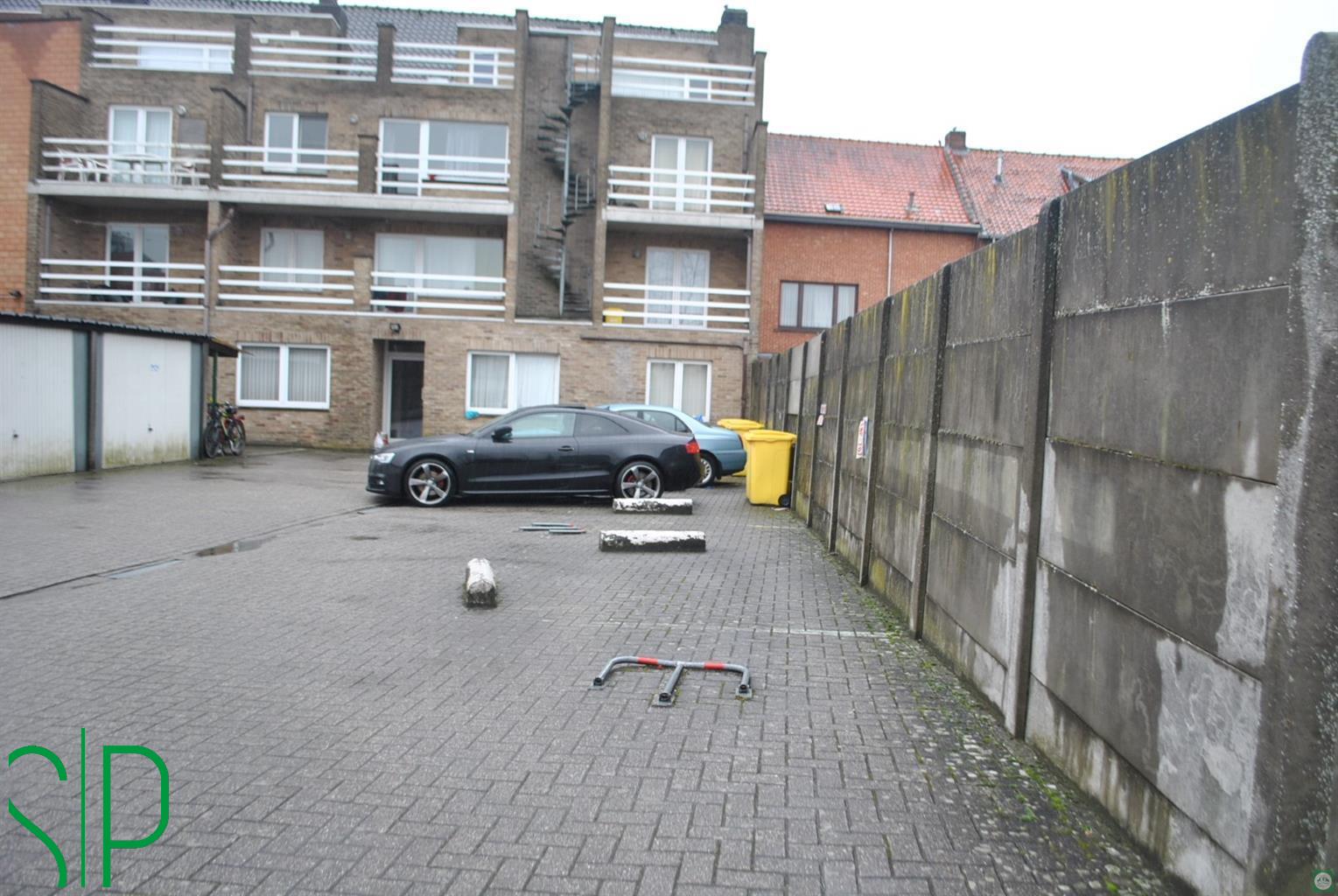 Open autostaanplaats gelegen achter appartementsgebouw in het centrum van Geel.  - foto 2