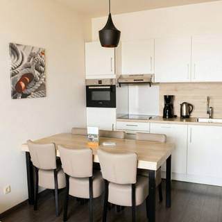 <strong>Interessante VASTGOEDINVESTERING</strong> - Ruime en volledig ingerichte <strong>Familiesuite-Appartement </strong>te koop in <strong>Holiday Suites Zeebrugge!</strong><br />De ruime suite is gelegen in een prachtige maritieme omgeving en is <strong>geschikt voor 2 volwassenen en 3 kinderen.</strong><br />Als eigenaar van een suite geniet je op 2 manieren van je aankoop.<br />Enerzijds kan je zelf genieten van een verblijf in jouw suite en anderzijds zorgt een <strong>PROFESSIONELE VERHUURPARTNER</strong> voor een <strong>ZORGELOZE VERHUUR</strong> van je suite als je er zelf niet verblijft! Dit zorgt dan voor extra inkomsten! <br />Geniet dus zonder zorgen van uw <strong>investering aan de Belgische Kust!</strong><br />Zowel eigenaars als gasten kunnen bovendien gebruik maken van de <strong>diverse faciliteiten</strong> die beschikbaar zijn in het complex, waaronder een binnen- en buitenzwembad, wellness, sauna, fitness, restaurant en ondergrondse parking!<br /><br />+ Interessante en zorgeloze investeringsopportuniteit!<br />+ Professioneel verhuurbeheer!<br />+ Combinatie mogelijk tussen eigen gebruik en extra opbrengsten! <br />+ Volledig ingericht / gemeubeld!<br />+ Gebruik faciliteiten complex inbegrepen!<br />+ Asbestveilig!<br />+ Op wandelafstand van het centrum!<br />+ Tramhalte kusttram op 100m!<br />+ in 10 minuten in de nabijgelegen badsteden Blankenberge en Knokke-Heist!<br />+ Ideale uitvalsbasis om het historische Brugge en omliggende kustgemeenten te ontdekken!<br /><br />De suite omvat een lichtrijke leefruimte met ingerichte open kitchenette (uitgerust met toestellen van Siemens en Bosch), twee slaapkamers, moderne badkamer en, een terras. Verder is deze suite ook voorzien van gratis Wifi, een flatscreen TV en airco!