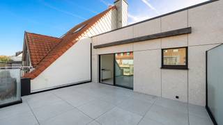 Op wandelafstand van de zee en het strand bevindt zich deze lichtrijke penthouse op de vijfde verdieping van een verzorgde residentie aan de Paul Parmentierlaan te Knokke. Het ruime, zongerichte terras vormt de ideale plek om in alle rust van de buitenlucht en de zon te genieten. De penthouse is gelegen in een aangename en rustige omgeving, maar bevindt zich tegelijk vlakbij talrijke winkels, gezellige restaurants en diverse andere voorzieningen. <br />De residentie onderging de voorbije jaren belangrijke vernieuwingen. Zo werd de gevel volledig vernieuwd en geïsoleerd, werd een nieuwe lift geplaatst en werd de inkomhal stijlvol vernieuwd.<br /><br />Indeling:<br />lichtrijke leefruimte met toegang tot ruim, zongericht terras vooraan, uitgeruste keuken, berging, toilet, slaapkamer met ingemaakte kasten, badkamer, tweede terras achteraan. <br /><br />Kelderberging en fietsenstalling.<br /><br />Mogelijkheid tot aankopen van een goed toegankelijke parkeerplaats achteraan het gebouw.<br /><br />Bezoeken? Graag na afspraak met Avantimmo op het nummer 050 62 50 55