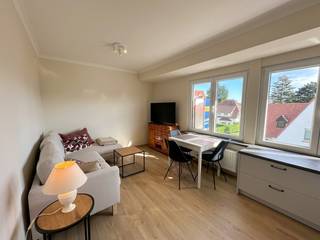 <p><em><strong>Résidentie Tennis</strong></em><br /><br />Op de Montgomerylaan in Knokke bevindt zich dit verzorgd en volledig gemeubeld appartement. De leefruimte baadt in het licht en vormt samen met de eetplaats en de vernieuwde open keuken een bijzonder aangename woonruimte. Vanuit de zetel geniet je van een mooi, open zicht over de villawijken.<br />Het appartement beschikt over één ruime slaapkamer en een volledig vernieuwde badkamer. In de inkomhal is een praktische vestiaire voorzien.<br />Een extra troef is de privatieve kelderberging en de gemeenschappelijke fietsenberging. Dankzij de centrale ligging bevinden winkels, restaurants en de Zeedijk zich op wandelafstand.<br />Let op: er is geen lift aanwezig in het gebouw !<br /><br /><strong>Huurvoorwaarden:</strong></p>

<ul>
	<li>Provisie algemene kosten €50</li>
	<li>Beschikbaar voor hoofdverblijf en tweedeverblijf</li>
	<li>Tweedeverblijftaks ten laste van de huurder</li>
	<li>Enkel privatieve verhuur, niet mogelijk via vennootschap</li>
	<li>3 maand huurwaarborg</li>
	<li>Kost plaatsbeschrijving 50/50</li>
	<li>Nutsvoorzieningen op naam van de huurder</li>
	<li>Huurdersverzekering verplicht</li>
</ul>
<br />Wenst u het appartement te bezoeken? Aarzel dan niet om een afspraak in te plannen!<br /><br /><em>Ref: GA720</em>