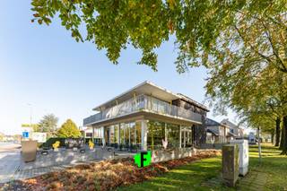 Langs de Woumenweg in Diksmuide bevindt zich deze unieke handels-/opbrengsteigendom. Door zijn uitstekende locatie geniet deze eigendom van een enorme visibiliteit en veel passage. Vlakbij bevinden zich talrijke bedrijven in het nabije industrieterrein en Campus Cardijn van de scholengroep Tsaam. <br /><br />De handelsruimte op het gelijkvloers is momenteel ingericht als frituur/eethuis met professionele keuken. Binnen zijn er 75 zitplaatsen, op het terras nog eens 70. <br /><br />De handelsruimte wordt vervolledigd door extra bergruimte, koelcel, diepvriescel, toilet en een overdekte opslagplaats buiten. De huidige zaak is reeds meer dan 20 jaar toonaangevend in zowel Diksmuide als de wijde regio Diksmuide - Ieper. <br /><br />Op de eerste verdieping bevinden zich 2 verhuurde appartementen. Deze zijn als volgt ingedeeld: Via de inkomhal komt men in de lichtrijke leefruimte met open keuken voorzien van koelkast, gasfornuis, oven en vaatwasmachine. Vervolgens zijn er twee volwaardige slaapkamers, een berging en de badkamer die uitgerust is met inloopdouche en lavabo. Beide appartementen zijn voorzien van een ruim en zonnig terras. <br /><br />Bouwtechnisch is dit gebouw voorzien van HR-beglazing met aluminium raamwerk, 2 regenwaterputten (2x 15 000L), centrale verwarming op aardgas, L-L warmtepomp en een zonneboiler. <br /><br />Interesse in een unieke investering of kriebelt het om een eigen zaak te hebben? Aarzel niet en leg vrijblijvend uw afspraak vast!<br /><br />