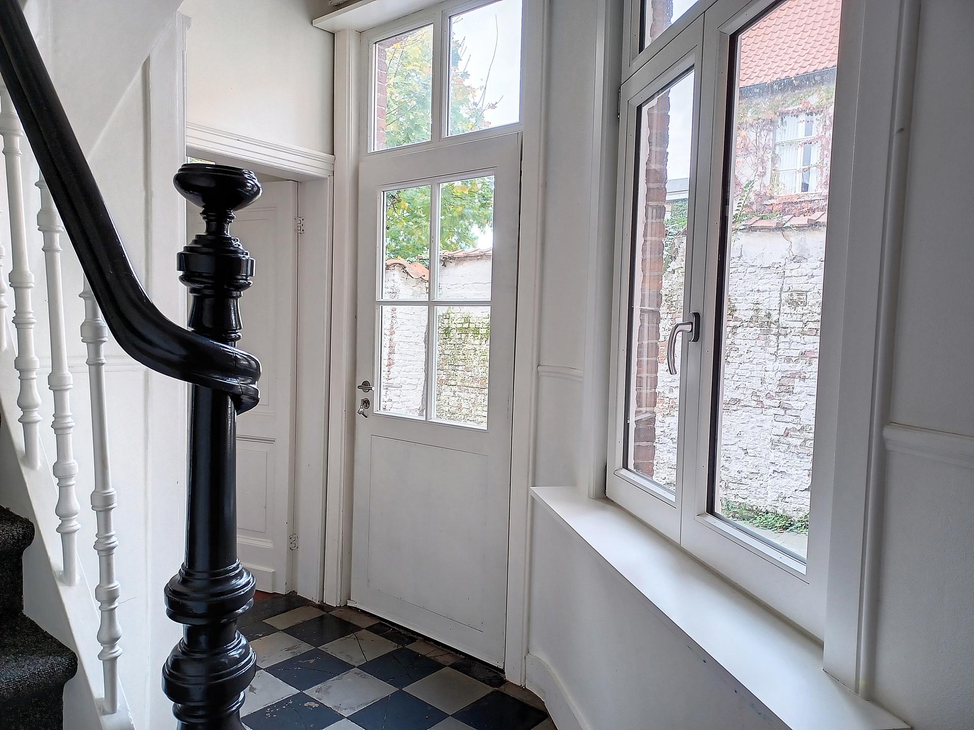 Zeer charmante, gerenoveerde gezinswoning met tuin en 2 slpk - foto 4