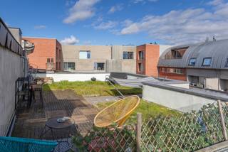 Duplex appartement met 2 slaapkamers in het centrum Dilbeek.Gelegen op de tweede verdieping, bereikbaar via een buitentrap.Dit appartement bestaat...