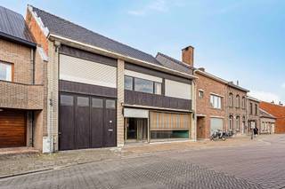 UITERMATE RUIME WONING MET PRAKTIJK, WINKEL- OF MULTIFUINCTIONELE RUIMTE, 5 SLAAPKAMERS EN GROTE TUIN OP 9A 40CA.Gelegen in het centrum van het...