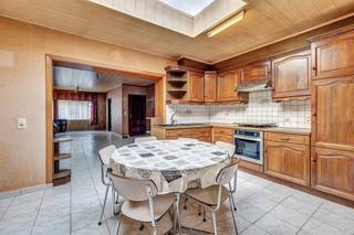 <p>Deze charmante renovatiewoning bevindt zich op wandelafstand van het stadscentrum van Aalst en geniet van een vlotte bereikbaarheid met het openbaar vervoer. De woning beschikt op het gelijkvloers over een inkomhal, een<strong> ruime leefruimte</strong>, een aparte keuken en een berging. Op de eerste verdieping bevinden zich <strong>twee ruime slaapkamers die doorlopen in elkaar</strong>, met toegang tot een <strong>extra zolderkamer</strong> die perfect kan dienen als <strong>derde slaapkamer</strong>, bureau of hobbyruimte. De woning is bereikbaar via een gemeenschappelijke doorgang langs de achterzijde, wat extra comfort en flexibiliteit biedt. Hoewel de woning opfrissing en renovatie vereist, biedt ze tal van mogelijkheden voor wie op zoek is naar een project met karakter. Geen tuin of terras.<br />*Deze woning valt onder de renovatieverplichting (EPC-label E).</p>