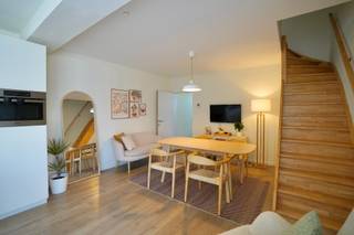 Op een TOP ligging langs de Riemesteenweg in Rieme (Evergem) vind je deze verzorgde halfopen bebouwing, ideaal voor wie comfortabel en energiezuinig wil wonen. De woning bevindt zich op een mooi en zonnig perceel van 473 m² en beschikt over een diepe tuin waar je in alle rust kan genieten.<br /><br />Binnenin biedt de woning een aangename en praktische indeling met een lichtrijke leefruimte en een leuke, moderne keuken. De nette badkamer en kwalitatieve afwerking zorgen voor extra wooncomfort!<br /><br />Met drie slaapkamers, waarvan één op het gelijkvloers, biedt deze woning heel wat flexibiliteit. De benedenkamer kan ook perfect ingericht worden als bureau, hobbyruimte of zelfs home cinema.<br /><br />Op vlak van energie en duurzaamheid scoort deze woning bijzonder sterk. Met een EPC-label A, warmtepomp (lucht-lucht), zonnepanelen, airco, ventilatiesysteem C+, HR-beglazing en zowel dak- als muurisolatie ben je helemaal klaar voor de toekomst én geniet je van lage energiekosten.<br /><br />Troeven:<br />- Halfopen bebouwing op topligging in Rieme (Evergem)<br />- Zonnig perceel van 473 m² met diepe tuin<br />- Zeer energiezuinig (EPC-label A)<br />- Warmtepomp + ventilatiesysteem C+<br />- 3 slaapkamers, inclusief kamer op het gelijkvloers<br />- Moderne keuken<br />- Dak- en muurisolatie + HR-glas<br /><br />Opgelet, vanafprijs<br />Een ideale woning voor starters, gezinnen of wie comfortabel en duurzaam wil wonen op een strategische locatie!<br />Meer info of een bezoek? Bel WIJSvastgoed +32 9 395 80 10 !