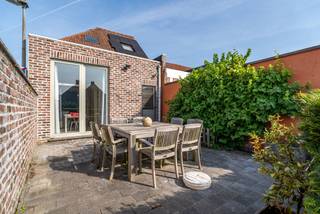 Op zoek naar een instapklare woning met veel ruimte en een betaalbaar prijskaartje? Dan is dit pand een aanrader. De woning werd steeds goed onderhouden en kan meteen bewoond worden.<br /><br />Enkele troeven op een rij:<br />- Elektriciteit conform<br />- Zonnepanelen met certificaten<br />- Praktische zij-ingang aan de tuin<br /><br />De inkomhal leidt langs de ene kant naar de gezellige zithoek en langs de andere kant naar de lichtrijke eetplaats. Aansluitend ligt de volledig uitgeruste keuken, met voldoende plaats voor een aparte ontbijthoek. Het gelijkvloers wordt vervolledigd met een apart toilet, een badkamer met bad en een handige wasberging.<br /><br />Op de eerste verdieping bevinden zich drie slaapkamers: twee ruime kamers en een kleinere, ideaal als kinderkamer of bureau. Via de vaste trap bereikt u de zolderverdieping, waar een vierde slaapkamer werd ingericht.<br /><br />Buiten wacht een fraai aangelegde tuin met een heerlijk zonovergoten terras. Dankzij de zij-ingang aan de achterkant moet u nooit meer met de fiets of het groenafval door de woning.<br /><br />Ontdek deze woning met veel troeven. Plan snel uw bezichtiging in.<br /><br />EPC: 330 kWh/(m² jaar) - UC: 3924076<br />Maatregelen in het maatregelenregister: nee