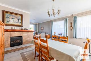 Deze verrassend ruime woning met <strong>vier slaapkamers</strong> bevindt zich in een groene omgeving te Drongen.<br /><br />Via de inkomhal begeeft u zich naar de <strong>lichtrijke leefruimte </strong>waar u vanuit de woonkamer kijkt op de omliggende velden. Aansluitend vindt u de keuken met eetplaats, die toegang biedt tot de tuin en de achterliggende berging en de dubbele garage.<br />Op de eerste verdieping bevinden zich vier volwaardige slaapkamers en een badkamer. Vanuit één van de slaapkamers is er een <strong>vaste trap naar de zolder</strong>. Deze ruimte biedt naargelang de woonwensen de mogelijkheid om een extra (slaap)kamer te creëren.<br />Achteraan de woning bevinden zich de tuin en het <strong>private weiland</strong> die bij de woning hoort. Hier geniet je van een <strong>prachtig weids uitzicht</strong>. 's Ochtends spot je de reeën in de velden en 's avonds geniet je hier van de <strong>mooiste zonsondergangen</strong>. <br /><br />De woning is steeds <strong>goed onderhouden</strong> en is instapklaar. Tegelijk biedt ze mogelijkheden om mits enkele aanpassingen de woning verder af te stemmen naar uw eigen smaak en woonwensen.<br /><br />Interesse in deze instapklare, goedgelegen woning met prachtig weids zicht? <strong>Contacteer Gijs</strong> voor een bezoek ter plaatse via gijs@convas.be of 0492 84 48 24 (telefonisch of via Whatsapp).<br /> 