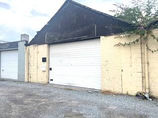 Magazijn  te huur net buiten het centrum van Mechelen.Elektriciteit aanwezig.Oppervlakte: 88 m² breedte = 11mdiepte = 8 mHoogte manuele poort: 2,5...