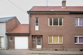 <p><span>Deze rijwoning is een woning die een volledige renovatie vraagt.</span></p><p><span>Het voordeel aan deze woning is dat er een garage, tuin, kelder en zolder is.</span></p><p><span>De indeling is klassiek met beneden de living, een afzonderlijke keuken en een berging.  Dit gelijkvloers kan perfect worden omgebouwd tot een ruime gezinswoning.</span></p><p><span>Een deel van de woning is onderkelderd.  </span></p><p><span>Boven is er een te renoveren badkamer die voldoende groot is voor renovatie.  Verder zijn er 3 slaapkamers.</span></p><p><span>De zolder is te bereiken met een soort brede trap, maar er is de mogelijkheid en opening om een vaste trap te plaatsen.</span></p><p><span> </span></p>