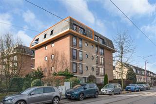Century 21 ATG biedt dit appartement aan op de 4e en bovenste verdieping met lift in Sint-Agatha-Berchem. Het bestaat uit een inkomhal, een ruime woonkamer met ingerichte open keuken (34m2) met terras (9m2), nachthal, 2 slaapkamers (14 en 12m2), badkamer en berging. De woning is momenteel verhuurd. PEB E+, elektrische installatie conform, CV aardgas met nieuwe ketel (2025). Ideaal gelegen vlakbij openbaar vervoer en supermarkten. Een bezichtiging waard