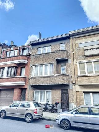 Découvrez cette charmante maison nichée dans un quartier paisible et verdoyant de Ganshoren. Offrant 160 m² d’espace de vie répartis sur...