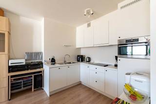 We vinden dit prachtig appartement terug in de nieuwe woonwijk 'Groen Zuid' te Hoboken. Dankzij een diverse mix aan woonvormen is dit een gezellige nieuwe en groene wijk met zeer goede verbindingen naar het winkelcentrum van Hoboken en Antwerpen.<br /><br />Dit appartement is gelegen op de eerste verdieping van een goed onderhouden gebouw. Het appartement heeft de volgende indeling:<br />Een inkomhal, 2 slaapkamers, een badkamer met inloopdouche en dubbele lavabo, een leefruimte met een open kwaliteitskeuken, een berging met aansluiting voor een wasmachine en een gunstig gelegen terras.<br />Verder is er nog een ondergrondse autostaanplaats verplicht bij te huren aan 60 EUR/maand. De maandelijkse lasten (provisie gemene delen) bedragen 75 EUR.<br />Alle meters (gas, elektriciteit en water) zijn individueel.