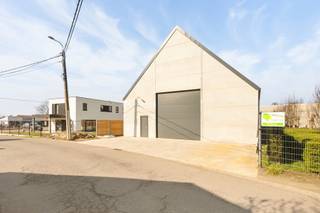 <p>Deze nieuwbouwloods is gelegen in Kortemark. De ruime loods is zeer vlot te bereiken.<br /><span><br />Afmetingen gelijkvloers:<br />350 m2<br />27,80m (breedte) x 13,00m (lengte).<br />4,5m (poorthoogte) <br /><br />Er is ook een tweede verdiep die te bereiken is met een goederenlift.</span></p>
<span>PLUSPUNTEN:</span><br /><span>- 10.000 L REGENWATER</span><span><br />- AANGELEGDE OPRIT/KOER<br />- RUIME LOODS</span>