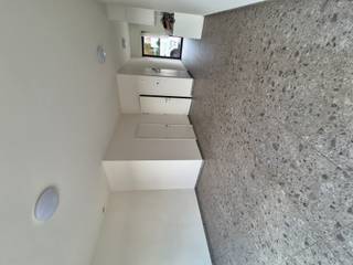 <p><strong>Over de woning</strong></p>

<p>Deze praktische en goed onderhouden woning in Nieuwkerke biedt comfortabele ruimtes en een functionele indeling. De woning beschikt over ingebouwde kasten in de inkomhal, ideaal voor extra opbergruimte. Dankzij de slimme indeling en het lichtrijke karakter is dit een aangename thuis voor wie op zoek is naar rust en comfort.</p>

<p><strong>Locatie en Omgeving</strong></p>

<p>Gelegen in een rustige straat in het landelijke Nieuwkerke, geniet je hier van een aangename woonomgeving met veel open ruimte. Scholen, winkels en het openbaar vervoer bevinden zich op korte afstand, waardoor dagelijkse verplaatsingen vlot verlopen. Ook voor wie houdt van wandelen of fietsen is dit een ideale uitvalsbasis.</p>

<p><strong>Indeling van de Woning</strong></p>

<p>Op het gelijkvloers bevinden zich een inkomhal met ingebouwde kasten, een afzonderlijk toilet, een ruime leefruimte met open keuken en een handige berging. Op de eerste verdieping is er een tweede afzonderlijk toilet, een badkamer met douche of bad (gelieve te specifiëren) en een eerste slaapkamer. De tweede slaapkamer bevindt zich op de bovenste verdieping, wat extra privacy biedt.</p>