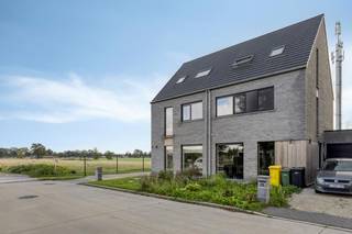 Op een perceeloppervlakte van circa 250m² vinden we een instapklare woning met 4 slaapkamers en 2 badkamers te koop op een mooie locatie te Kalmthout-centrum! <br />Zoek je vastgoed in Kalmthout? Lees dan zeker verder.<br /><br />Gelijkvloers:<br />- Inkomhal <br />- Gastentoilet met handenwasser <br />- zeer gezellige en lichte leefruimte (39m²)<br />- Volledig ingerichte open keuken<br /><br />Eerste verdieping:<br />- 2 slaapkamers (ca 13-12m²)<br />- badkamer (ca 7m²), ingericht met inloopdouche en dubbele wastafel met bijpassend meubel - alsook aansluiting voor was- en droogautomaat voorzien <br />- apart toilet <br /><br />2e verdieping:<br />- 2 slaapkamers (ca 8-8m²)<br />- 2e badkamer met douche en wastafel <br />- apart toilet <br />- technische berging <br /><br />Diversen:<br />- E-peil = -1 - score -4 kWh<br />- tuin, volledig omheind<br />- Terras <br />- staanplaatsen <br />- ventilatiesysteem <br />- regenwaterput, 5.000L, aangesloten op de wc beneden + buitenkraan <br />- centrale verwarming op aardgas (vloerverwarming overal!)<br />- Zeer energiezuinige woning <br />- kruipruimte aanwezig<br /><br />Bestuursmaatregelen in het maatregelenregister: nee