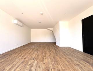 <p><span>Instapklare volledig gerenoveerde kantoorruimte in karaktervol gebouw met mooie gevel op toplocatie in hartje Dendermonde</span></p><p><span>Op zoek naar een uitstekend gelegen kantoorruimte met een professionele uitstraling en optimaal comfort? Deze instapklare kantoorruimte van circa 140 m² bevindt zich op een absolute toplocatie, op slechts 50 meter van het station van Dendermonde en midden in het stadscentrum. Dankzij de vlotte bereikbaarheid en de ruime parkeermogelijkheden in de directe omgeving genieten zowel medewerkers als klanten van een uiterst praktische ligging.</span></p><p><span>De kantoorruimte beschikt over een privatieve inkomhal met technische ruimte en biedt plaats aan vier afzonderlijke kantoren, waardoor ze ideaal is voor vrije beroepen, dienstverlenende ondernemingen of een groeiend bedrijf. Daarnaast is er een aangename kitchenette met eetruimte aanwezig, evenals twee aparte toiletten.</span></p><p><span>Dankzij de aanwezige airconditioning, die zowel kan verwarmen als koelen, is een aangenaam werkklimaat gegarandeerd. Bovendien is de kantoorruimte uitgerust met een alarmsysteem, wat zorgt voor extra veiligheid en gemoedsrust</span><span>. </span></p><p><span>Achteraan wordt momenteel een privatieve tuin aangelegd, wat een extra troef vormt voor ontspanning tijdens de werkdag of voor het ontvangen van klanten in een aangename omgeving.</span></p><p><span>Bovendien loopt momenteel een aanvraag bij de stad voor de aanleg van een of twee privatieve autostaanplaatsen, inclusief een laadpaal voor elektrische voertuigen, wat deze eigendom helemaal klaar maakt voor de toekomst.</span></p><p><span>Het pand zit momenteel in de laatste afwerkingsfase maar wordt instapklaar afgeleverd.</span></p><p><span>Een unieke kans om uw onderneming te vestigen op een strategische locatie waar zichtbaarheid, bereikbaarheid en comfort perfect samenkomen. Neem vandaag nog contact op voor meer informatie of een bezichtiging.</span></p><p><span> </span></p><p><span>Verdere info of een bezoek ter plaatse contacteer Immo Twins 052/55.55.55 of via info@immotwins.be</span></p>