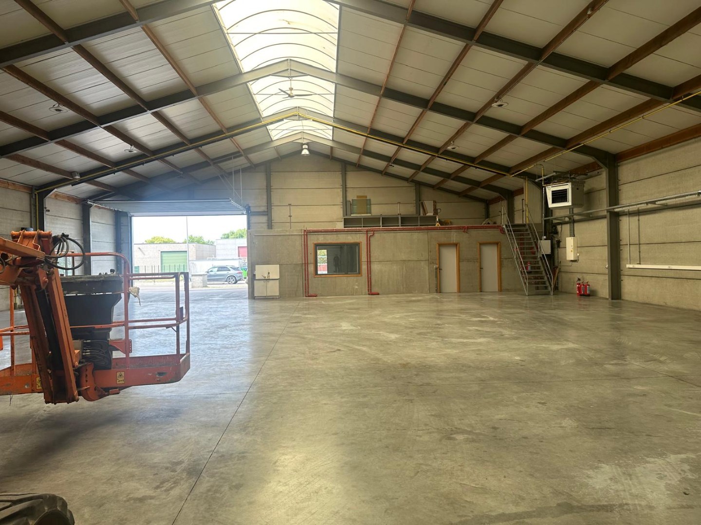 Te huur: ruime loods met voorzieningen in Westrozebeke - 2500 euro/maand - foto 2