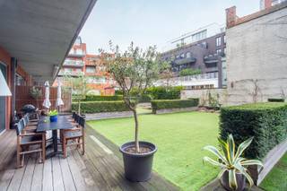 Dit volledig gemeubeld appartement is 100 % instapklaar en vinkt werkelijk alle boxen af:<br /><br />- Toplocatie op het Zuid<br />- 2 slaapkamers en 2 badkamers<br />- Ruim en lichtrijk<br />- Prachtige buitenruimte, uniek op deze locatie<br />- Recente nieuwbouw, dus energiezuinig!<br />- Mogelijkheid om parking bij te huren<br /><br />Het appartement is rustig gelegen op een zeer goede locatie op het Zuid nabij de Scheldekaaien, op wandelafstand van het bruisende stadscentrum. Winkels, restaurants, bezienswaardigheden, ontspanning bevinden zich allemaal in de nabije omgeving.<br /><br />Indeling: <br />Inkom met veiligheidsdeur en apart toilet. Praktische en ruime wasberging (voorzien van wasmachine en droogkast). Zeer aangename en lichte leefruimte op prachtige parketvloer. Aansluitend een prachtige leefkeuken met leuke zithoek en volledig ingerichte keukenblok. Zowel de leefruimte als de keuken zijn voorzien van een groot schuifraam waardoor er veel contact is met de prachtige buitenruimte waar je op uitkijkt, uniek !!<br />Groot terras dat voorzien is van voldoende tuinmeubilair. Aan de voorzijde van het appartement vinden we de masterbedroom, deze is voorzien van een dubbel bed, grote kleerkast en een ensuite badkamer met inloopdouche en dubbel lavabomeubel. Daarnaast vinden we de 2e slaapkamer die ook voorzien is van een ensuite badkamer met inloopdouche en lavabomeubel. <br /><br />Bijzonderheden:<br />Cv op gas, alle verbruik met individuele meters.<br />EPC in aanvraag<br />Maandelijkse kosten: 121 euro<br />Ondergrondse autostaanplaats optioneel bij te huren aan 120 euro per maand.