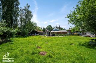 TE KOOP – Sint-NiklaasRustig gelegen open bebouwing op een prachtig perceel van ca. 1.865 m².Ideaal voor wie een ruime eengezinswoning wil realiseren.De bestaande woning is geschikt voor afbraak en biedt heel wat potentieel voor nieuwbouw in landelijke omgeving.