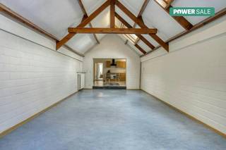 Deze opbrengsteigendom is uitstekend gelegen in de stadskern van Izegem en omvat een handelspand met achterliggende woonst van ca. 228 m² , een duplexappartement en een ruime garage. Dankzij de centrale ligging bevinden diverse handelszaken, de Heilig-Hartkerk en de Sint-Jozefskliniek zich op wandelafstand.<br /><br />Op het gelijkvloers beschikt de woonst over een ruime winkelruimte met open kasten, een vestiaire met aparte berging, een lichtrijke leefruimte met dakvensters en een aansluitende open keuken. Verder zijn er een hal, badkamer met douche, dubbel lavabomeubel en ligbad, een praktische berging/wasplaats en een apart toilet. Achteraan bevindt zich een ruime, polyvalente open ruimte met veel natuurlijke lichtinval. Via de trap in deze ruimte bereikt u de eerste verdieping, waar zich één à twee slaapkamers bevinden.<br /><br />Een bijkomende troef is de ruime, ingesloten stadskoer, die zorgt voor een aangename buitenruimte midden in de stad.<br /><br />De eigendom beschikt bovendien over een zeer ruime garage, geschikt voor het stallen van circa drie wagens. Deze is bereikbaar via de Onze-Lieve-Vrouwestraat en is uitgerust met een automatische sectionaalpoort. De garage wordt afzonderlijk aangeboden.<br /><br />Tot slot omvat de eigendom een duplexappartement. Op de eerste verdieping bevinden zich een inkomhal, gastentoilet, keuken uitgerust met fornuis, oven en spoelbak, een berging en een ruime woonkamer. Via de vaste trap bereikt u de tweede verdieping, waar een ruime slaapkamer, een badkamer met bad en wastafel en een extra berging aanwezig zijn.<br /><br />Een veelzijdige eigendom met een interessante combinatie van commerciële ruimte, woongelegenheid, een duplexappartement, ruime buitenruimte en een grote garage, gelegen op een uiterst centrale locatie in Izegem.<br /><br /><br /><br />Dit pand is onderworpen aan de renovatieverplichting van de Vlaamse overheid voor residentiële gebouwen (behoudens bij sloop binnen 5 jaar na de aankoop). Consulteer voor meer informatie de website van het Vlaams Energie- en Klimaatagentschap via https://www.vlaanderen.be/een-woning-kopen/renovatieverplichting-voor-residentiele-gebouwen<br /><br />Bestuursmaatregelen in het maatregelenregister: nee<br /><br />Deze AI-visualisaties zijn bedoeld als inspiratie. Er werd geen rekening gehouden met technische specificaties, stedenbouwkundige voorschriften of de concrete mogelijkheden tot realisatie.