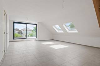 <strong>Recent duplexappartement in het centrum van Kasterlee.</strong><br /><br />Centrale ligging vlak bij de bossen en de Netavallei, Keeses Molen, de vele terrasjes en de markt. Ook scholen en winkels liggen op wandelafstand. Het sportcentrum Duineneind ligt aan de andere kant van de straat.<br /><br />De leefruimte is de blikvanger van dit appartement. Er is uitzonderlijk veel lichtinval en je hebt er toegang tot en uitzicht op het knappe dakterras (15m²).<br />De grote keuken is open maar toch subtiel afgescheiden van de living. Er zijn vele kasten en ingebouwde toestellen. <br />Uiteraard is er een apart gastentoilet en wasplaats/berging.<br /><br />Op de verdieping is er een zeer grote slaapkamer (17m²), een badkamer met douche en nog een overloop (bureau, extra berging, ...).<br /><br />Bij het appartement hoort een ondergrondse parkeerplaats en een kelderberging. De bewoner kan ook gebruik maken van de gemeenschappelijke fietsenstalling.<br /><br />Bovendien is het appartement zeer energiezuinig (warmtepomp, vloerverwarming, zonnepanelen,..)<br /><br />Bijzonderheden: <br />- EPC: A-label<br />- Zonnepanelen<br />- Ondergrondse berging en autostaanplaats<br />- Beschikbaarheid: 01/12/2026