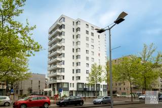 <strong>Indeling</strong><br /><br /><span>De afgesloten garage is zowel via de lift als een gemeenschappelijke poort bereikbaar. </span><br /><br /><span>De ruime inkomhal met vestiaireruimte en gastentoilet biedt toegang tot de leefruimte, overdekt terras, gesloten keuken en berging. Via de aangrenzende nachthal zijn de badkamer en de twee slaapkamers bereikbaar</span><span>.</span><br /><br /><strong>Afwerking</strong><br /><br /><span>De keuken is geïnstalleerd in een geheel van onder- en bovenkasten, spoeltafel, oven, microgolf, vitrokeramische kookplaat en dampkap, koelkast met vriesvak.</span><br /><br />De recent gerenoveerde badkamer is voorzien van een badmeubel, inloopdouche en natuurlijke ventilatie.<br />
<div><span> </span></div>