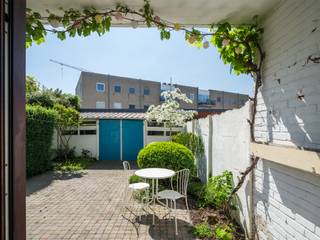 Bent u op zoek naar een woning die u volledig naar eigen smaak kan inrichten, en dit op een uitstekende locatie in Gent?<br />Dan is deze stevig gebouwde woning vlakbij het UZ Gent zeker iets voor u! <br /><br /><u><strong>Info via elisa@ocvastgoed.be of 0468 45 65 26! </strong></u><br /><br />Dankzij de centrale ligging, nabij winkels, scholen en belangrijke invalswegen, geniet u hier van een ideale combinatie van bereikbaarheid en wooncomfort.<br /><br />Bij het binnenkomen wordt u verwelkomd in een ruime inkomhal (voormalige garage), met toegang tot een polyvalente ruimte die perfect kan dienen als bureau, hobbykamer of extra slaapkamer. Verder vindt u op het gelijkvloers een apart toilet en een praktische berging.<br />De lichtrijke leefruimte met aansluitende keuken bevindt zich eveneens op het gelijkvloers en geeft rechtstreeks toegang tot het terras en de zonnige tuin. Dankzij de gunstige oriëntatie geniet u hier van de middagzon tot ’s avonds laat.<br /><br />Op de eerste verdieping bevinden zich twee ruime slaapkamers, een derde kamer en de badkamer.<br /><br />De zolder biedt bovendien nog <strong>extra uitbreidingsmogelijkheden.</strong><br /><br /><u><strong>Belangrijkste troeven:</strong></u>
<ul>
	<li>Topligging nabij UZ Gent, winkels en openbaar vervoer</li>
	<li>Vlotte verbinding naar belangrijke invalswegen</li>
	<li>Stevig gebouwde woning met renovatiepotentieel</li>
	<li>Lichtrijke leefruimte en zonnige tuin</li>
	<li>3 slaapkamers + polyvalente ruimte</li>
	<li>Zolder met uitbreidingsmogelijkheden</li>
</ul>
Kortom, een ideale woning voor wie op zoek is naar ruimte, ligging en mogelijkheden!<br /><br />Bruto vloeroppervlakte (opgemeten volgens EPC) : 132 m2 (excl. zolder die nog mogelijkheid geeft voor uitbereiding) <br /><br /><br />Stedenbouwkundige inlichtingen: bouwvergunning, geen verkavelingsvergunning, woongebied, voorkooprecht, geen gerechtelijke herstelmaatregel of bestuurlijke maatregel opgelegd.<br />Geen risicozone overstromingsgevoelig gebied. P-score = A, G-score = A, geen renovatieverplichting <br />Elektriciteit niet conform <br />EPC: 281 kWh (C)<br /><br /> 