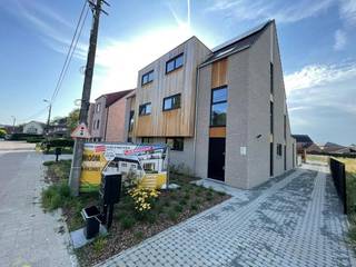 Stijlvol nieuwbouw BEN (E10!) appartement pal in het centrum gelegen. Uitzonderlijk drie slaapkamer appartement voorzien van warmtepomp, zonnepanelen en inclusief bovengrondse staanplaatsen. Info/plaatsbezoek via 0473/245102 of info@vandenvonder-decat.be. EPC = BEN E20 (A-label). Vg,Wg,Gdv,Gvkr,Vv.