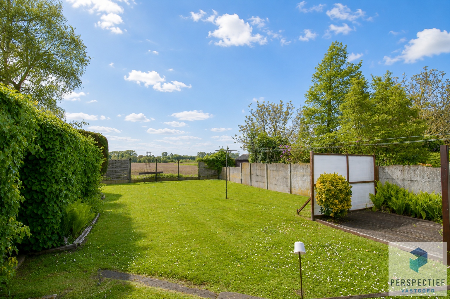 IN OPTIE - COMPROMIS IN OPMAAK | Rustig en centraal gelegen woning met landelijk uitzicht, grote garage en tuin - foto 2