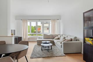 Instapklaar appartement in kleinschalig gebouw om de hoek van de Villerslei. Het appartement werd 5 jaar geleden vernieuwd. Inkomhal, woonkamer met veel lichtinval, keuken met toegang naar overdekt terras, 2 slaapkamers, waarbij de achterste slaapkamer via de voorste toegankelijk is, badkamer (ligbad, wastafel en toilet), ruime berging/dressing, aparte wasplaats. Stedenbouwkundige informatie in aanvraag.