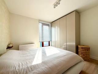 [[ DIT PAND NEEMT DEEL AAN DE ERA OPEN HUIZEN DAG OP 19/9 VAN 11:00 TOT 12:00 ]]
<p><strong>Te koop: Gerenoveerd appartement (2026) met twee slaapkamers op een toplocatie.</strong></p>

<p> </p>

<p>Ontdek dit prachtig gerenoveerde appartement, volledig vernieuwd in 2026 met een stijlvolle afwerking en hoogwaardige materialen. Het zonnige terras biedt de perfecte plek om in alle rust te genieten van het buitenleven. Dankzij de kwalitatieve renovatie geniet u van hedendaags wooncomfort en een instapklare afwerking. Gelegen in het bruisende centrum, met winkels, restaurants en voorzieningen op wandelafstand. Toch ervaart u hier een verrassend gevoel van rust en privacy, weg van de drukte.</p>

<p><strong>Belangrijkste ruimtes:</strong><br />• Lichtrijke living met aangename leefruimte<br />• Functionele keuken met praktische indeling<br />• Twee volwaardige slaapkamers<br />• Badkamer uitgerust voor dagelijks comfort<br />• Apart toilet<br />• Handige berging<br />• Terras om buiten te genieten</p>

<p><strong>Troeven:</strong><br />• Centrale ligging in Oostduinkerke<br />• Nabij openbaar vervoer, winkels en voorzieningen<br />• Energiezuinig appartement met EPC-label B</p>

<p>Neem vandaag nog contact op met je ERA-makelaar voor een bezoek.</p>

<p>JOUW DROOMAPPARTEMENT. ZO GEVONDEN!</p>