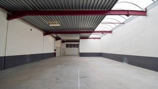 Indeling en afwerking- Totale oppervlakte: 204 m²- Vrije hoogte van 5,10 meter- Sectionaalpoort (4,2 m hoog x 4 m breed) + aparte toegangsdeur-...