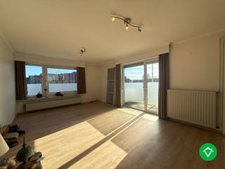 Ruim appartement in een kleine residentie op het tweede verdiep, in één zeer gunstige, centrale ligging te centrum Roeselare. Dit niet ver van De Spil, de winkelstraat, winkels, scholen en veel meer.<br /><br />De indeling is als volgt: gemeenschappelijke hal - trap - lift - inkomhal - apart toilet - badkamer met recent vernieuwde douche - wasberging - keuken met aanpalend terras - aparte berging - lichtrijke living met extra terras - twee volwaardige slaapkamers en twee zonnige terrassen. Ook is er een kelderberging inbegrepen (verdiep -1).<br /><br />Er is de mogelijkheid om één garage bij te kopen, (zeer ruime garage!)<br /><br />Troeven: <br />- Gunstige EPC-score (C), geen renovatieverplichting! <br />- Centrale ligging kortbij het centrum<br />- Residentie beschikt over een lift<br /><br />Voor meer info of vragen neem gerust contact op! louis@vastgoedsinnaeve.be - 0493/40 13 30!