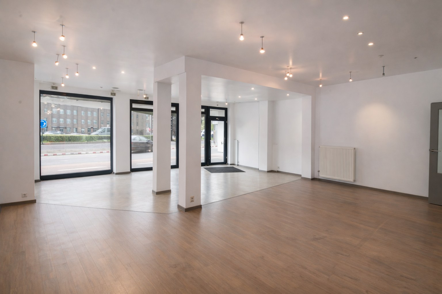 Te koop in Sint-Niklaas: uitzonderlijk handelshuis met woonst en duplex appartement, met optionele garageboxen en sterk opbrengstpotentieel - foto 2