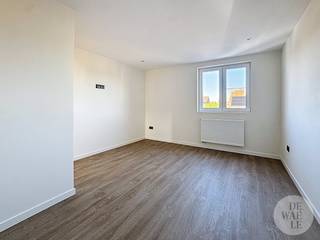 Dit instapklare huis te huur in Maaseik is zopas volledig en grondig gerenoveerd en wordt nu voor de allereerste keer opnieuw op de...