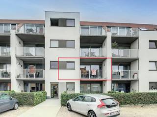 Ruim appartement (90m²) met twee ruime slaapkamers, terras en kelderberging gelegen op de eerste verdieping. Zeer energiezuinig, nabij het centrum...