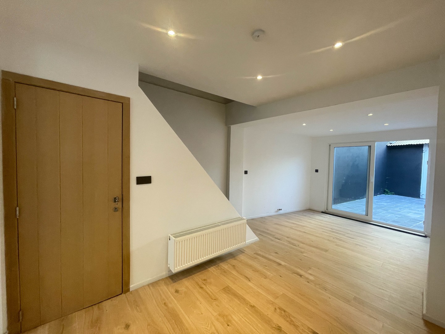 Volledig gerenoveerde instapklare starterswoning met 2 slaapkamers nabij het centrum van Roeselare! - foto 4