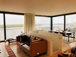 <p><span>TEMSE </span><span>- Bent u op zoek naar een unieke penthouse aan de Wilfordkaai met prachtig panoramisch uitzicht over de Schelde en Temse? Dan is dit appartement misschien geschikt voor u.</span></p><p><span> </span></p><p><span>Enkele troeven op een rij:</span></p><ul><li><span>Magnifiek uitzicht </span></li><li><span>Prachtig groot terras</span></li><li><span>Ideale oriëntatie</span></li><li><span>Hoogwaardige afwerking.</span></li></ul><p><span> </span></p><p><span>Dit appartement omvat een prachtige open leefruimte met grote glaspartijen (met automatische zonnescreens) en een ruim, zuid-gericht terras. </span></p><p><span>Er is een privé traphal en een lift die uitkomt in het appartement zelf. </span></p><p><span>De keuken is luxueus afgewerkt en voorzien van alle comfort. (kookvuur, dampkap, oven, koelkast, vaatwasser)</span></p><p><span>Er is een gastentoilet en een ruime wasplaats. </span></p><p><span>Verder is er nog een babykamer/bureauhoek met ingebouwde kasten.</span></p><p><span>Prachtige open badkamer met inloopdouche en vrijstaand bad en een aanpalende masterbedroom met vast bedframe en ingebouwde dressingwand. </span></p><p><span> </span></p><p><span>Inclusief kelderberging. </span></p><p><span> </span></p><p><span>Beschikbaar </span><span>vanaf 1/08/2026. </span></p><p><span>Huurprijs</span><span>: 1.250 Euro + 50 Euro gemeenschappelijke kosten. </span></p><p><span>EPC</span><span>: 192</span></p><p><span> </span></p><p><span>Interesse in dit pareltje? Vraag dan snel je bezoek aan via onze website!</span></p>