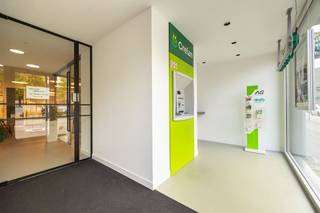 <p><span>Immeuble commercial/bureau superbement situé</span></p><p><span> </span></p><p><span>Immeuble commercial ou bureau luxueusement meublé sur un emplacement commercial dans le centre de Brasschaat. Ce bel immeuble a été achevé en 2017 et dispose d'une salle d'attente, de trois ou quatre espaces de bureaux fermés, de nombreux espaces de travail flexibles, d'une cuisine équipée avec salle de réunion, de 2 toilettes séparées, d'un local de stockage, d'un local à vélos et d'une entrée/sortie supplémentaire à l'arrière.</span></p><p><span>Les meilleurs matériaux ont été choisis : sol coulé, chauffage individuel au sol au gaz naturel, alarme, local sécurisé avec verre armé, porte d'entrée/de sortie sécurisée avec fermeture à 6 points, électronique, éclairage hyper moderne, système de ventilation D et les normes d'isolation ont été respectées.</span></p><p><span>Atouts supplémentaires : design hyper moderne, label EPC A, prêt à habiter, 145 m², 2ème entrée/sortie par les Champs du Purgatoire, faibles charges communes (50 euros), local à vélos et nombreux parkings dans le quartier. Plus d'informations : www.immogy.be</span></p>