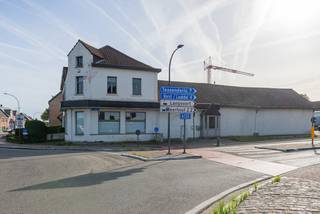 Dit commercieel pand biedt maximale visibiliteit en een uitstekende bereikbaarheid door zijn opvallende ligging aan een druk kruispunt richting Geel, Tessenderlo, Vorst/Laakdal en Meerhout-centrum.<br />Ook via de E313, afrit Geel-Oost, zijn zowel Antwerpen als Limburg vlot bereikbaar.<br />Hierdoor vormt deze locatie een praktische uitvalsbasis voor bedrijven met klanten of activiteiten in een ruime regio.<br />Dankzij de hoekligging en de brede straatgevel springt het pand onmiddellijk in het oog.<br /><br />Het pand is gelegen op een perceel van 589 m² en beschikt over ca. 286 m² gelijkvloerse ruimte, ingericht met onthaal/kantoor, berging, sanitair en een ruime achterliggende magazijn- of opslagruimte met sectionale poort. Aan de zijkant vanhet gebouw zijn verder verschillende parkeermogelijkheden voorzien.<br /><br />Op de eerste verdieping bevindt zich nog ca. 86m² met aparte inkom, bureelruimtes, keuken en badkamer. Daarnaast is er nog een ruime zolderruimte aanwezig.<br /><br />Het gebouw vraagt modernisering, maar biedt dankzij de grote oppervlaktes en uitstekende zichtbaarheid tal van mogelijkheden voor kantoor, showroom, praktijk, handel of een combinatie van kantoor en opslag.<br /><br />Sterke locatie, veel ruimte en maximale visibiliteit voor uw onderneming.<br /><br />Interesse? We nemen graag de tijd om je deze woning ter plaatse te laten ontdekken.<br />📞 014 84 83 69<br />✉️ info@sublimmo.be