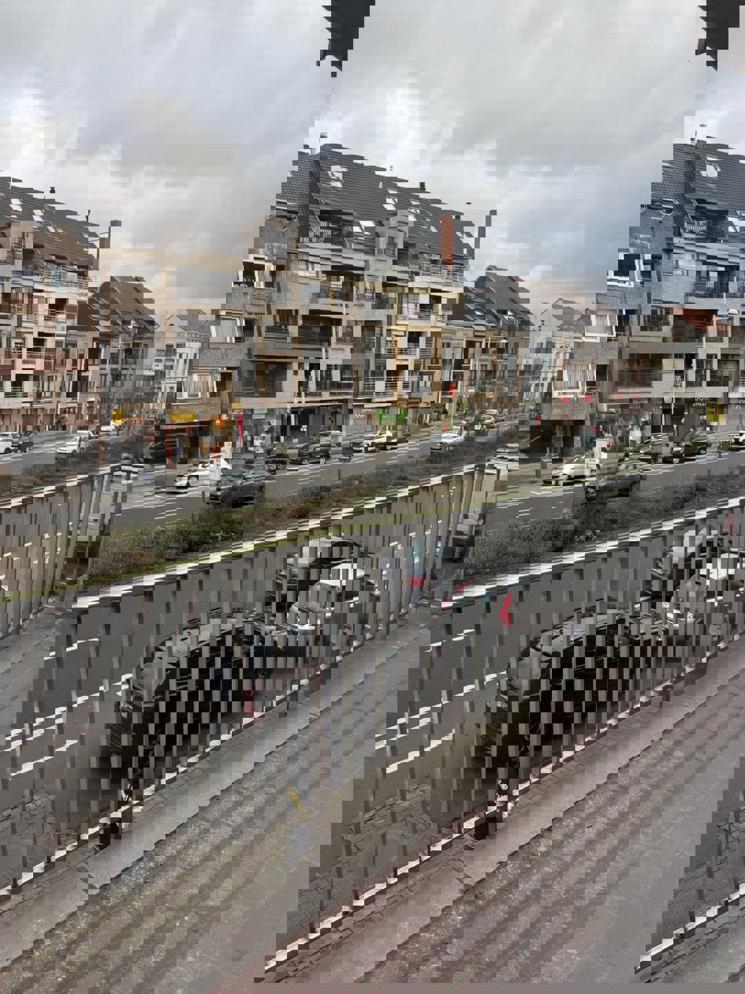 Gerenoveerd twee-slaapkamerappartement met terras - foto 5