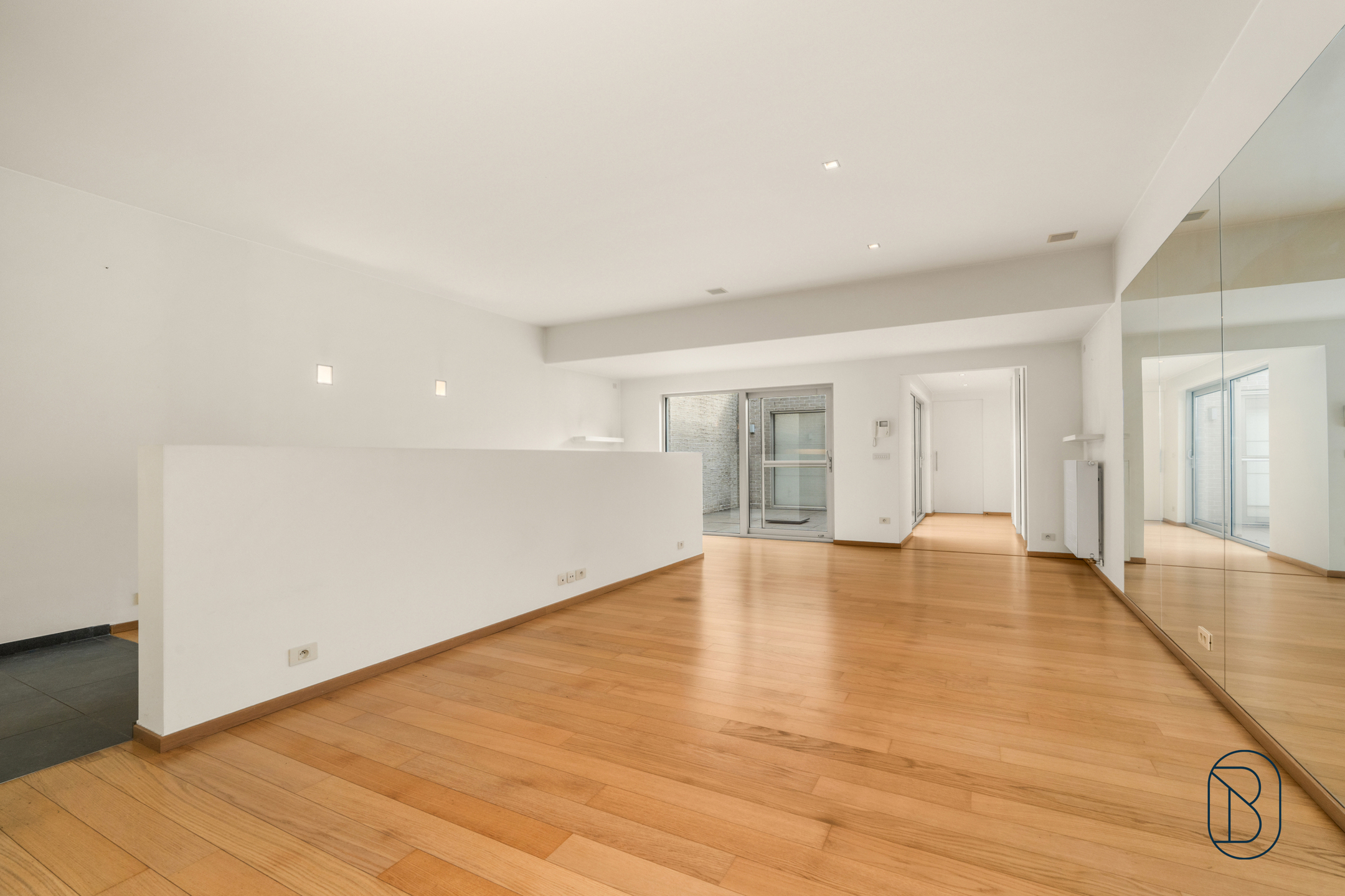 Groot gelijkvloers appartement met 3 slk en terras. - foto 4