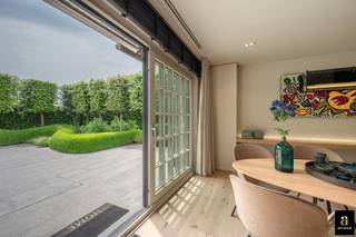 Contemporary detached villa located in a quiet area of Knokke.Layout: entrance hall with cloakroom and guest toilet. Spacious and bright living and...