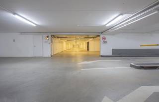 Goed gelegen en gemakkelijk in te rijden garagebox te koop in het ondergrondse garagecomplex Promenade, Parking 3 op niveau -1. Afmetingen: 3 m x 6...