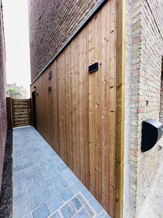 HUIS TE KOOP - CENTRUM DIKSMUIDE - HALFOPEN BEBOUWING - Grauwe Broederstraat 19.<br /><br />KIJKDAG op afspraak 15/08/2026 van 8h00 tot 16h00 <br />Voor afspraak bel Hans Verschelde 0476/818778<br /><br />Troeven:<br />- Volledig & kwalitatief gerenoveerd (2026)<br />- Onmiddellijk instapklaar<br />- EPC A 55!!!<br />- Volledig nieuwe dakconstructie en schrijnwerk en gevelrenovatie met hydrofuge<br />- Aparte ruimte voor wasmachine/droogkast/diepvries<br />- Vloerverwarming & zonnepanelen & regenwaterput<br />- Prachtige open keuken met grote inductieplaat, oven, microgolf, vaatwas, koelkast<br />- Grote badkamer met ligbad & douche & toilet<br />- 3 ruime kamers (mogelijkheid tot 4de kamer)<br />- Gezellige onderhoudsvriendelijke tuin<br />- Ventilatie met warmte recuperatie<br />- Ruime kelder (16,25m²)<br />- Altijd parkeergelegenheid voor de deur en mogelijkheid tot huur garage bij de buren.<br /><br />Centrale ligging op wandelafstand van scholen, winkels, station, Grote Markt Diksmuide, ...<br /><br /><br />INSTELPRIJS vanaf 339.000 euro <br /><br />Immomakelaars gelieve zich te onthouden<br />