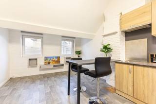 Op zoek naar een charmante woonplek in het bruisende centrum van Antwerpen? Deze deels gemeubelde duplex studio met 1 slaapkamer op...